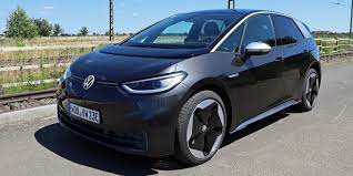 This review of the new volkswagen id.3 contains photos, videos and expert opinion to help you choose the right car. Erste Testfahrt Vw Id 3 Uberflugelt Golf Auf Anhieb Electrive Net