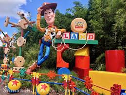 play big in toy story land