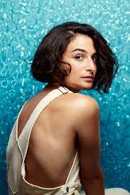 Jenny Slate Likes White Tees and Baths for Two | Vanity Fair