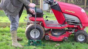 Oypla Guide - How to use a Sit-on Lawn Mower Farm Jack - YouTube