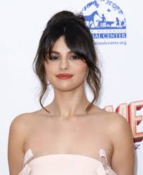 Selena gomez got the next big trendy haircut and it looks amazing. Selena Debuts Her Version Of The Rachel Haircut From Friends Instyle