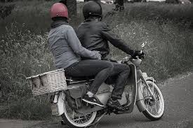 scooter bromfiets helm man vrouw