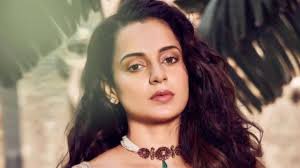 Kangana ranaut gets trolled for her new glamorous pictures in lace corset & pants photos: Kangana Ranaut Age Height Boyfriend Family Biography