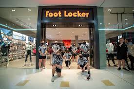 Is an american sportswear and footwear retailer, with its headquarters in midtown manhattan, new york city, and operating in 28 countries. Foot Locker Fotomagazin