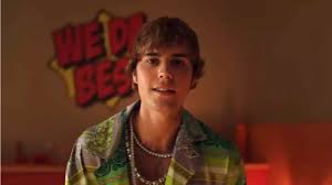 Today, we see him as a gentleman with a sleek comb over, whereas no later than yesterday, he rocked ruffian messy spikes. Hair Justin Bieber S Hair In Drake S Popstar Music Video Is Basically The Haircut Every Boy In My High School Had Style