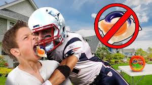 Rob gronkowski knows that tide pods used for laundry not candy. Gronkowski Stops Tide Pod Challenge Patriots Oreo Tide Pods Warnings Youtube