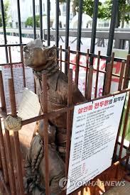 Aux environs de 1936, la famille de chun emménage à daegu, endroit dans lequel il intègrera l'école primaire d'horan. Statue Of Ex President Damaged Yonhap News Agency