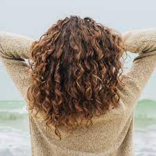 Cheveux frisés : quelles coupes adopter après 50 ans ? : Femme Actuelle Le  MAG
