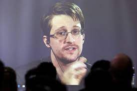 Wladimir Putin verleiht Edward Snowden ...