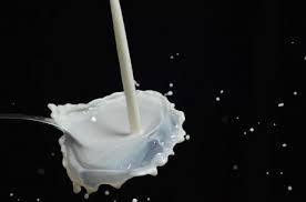 ضع الحليب في وعاء شفاف لمدة يوم على الأقل حتى تلاحظ طبقة قشدة واضحة على الوجه. Ø§Ù„Ø­Ù„ÙŠØ¨ Ø§Ù„ÙØ§Ø³Ø¯ ÙÙŠ Ø§Ù„Ù…Ù†Ø§Ù… ÙƒÙ†Ø¬ ÙƒÙˆÙ†Ø¬