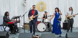 A smaller band of 4 performers averages $1,150, while a bigger band consisting of anywhere from 6 to 10 members, averages $2,200. Budgeting For A Live Wedding Band Pricing Mole Street Artists