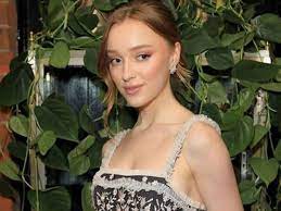 Her mother is actress sally dynevor, who plays in the hit soap coronation street, and has made quite the name. Bridgerton S Phoebe Dynevor To Play Lead In Sony S I Heart Murder Hollywood Gulf News