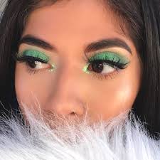 green eyeshadow makeup look winged eyes