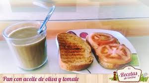 Pan con aceite de oliva y tomate en rodajas | Recetas de cocina