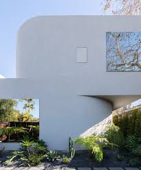 Curves To Shape Radius House In Los Angeles