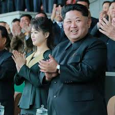 Ri sol ju en son kuzey kore lideri kim jong un ve güney kore devlet başkanı moon jae i̇n'in tarihi buluşmasında görülmüştü. Nordkoreas First Lady Erstmals 2015 In Der Offentlichkeit Gesehen