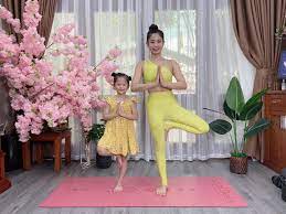 Cùng mẹ và bé tập yoga đơn giản tại nhà và tận hưởng cảm giác hạnh phúc  trong ngày lễ 2.9