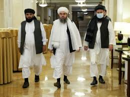 Afganistan'da taliban örgütünün hızla ilerleyişi ve sonrası başkent kabil'in kenar mahallerinde kontrolü eline geçirmesinin ardından hükümet yetkilileri yönetimin devri için müzakerelere başlayacağını açıkladı. Afghanistan What Happens If The Taliban Takes Over Kabul The Economic Times