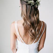 You can even highlight certain strands of your hair. 30 Ways To Wear Your Hair Down For Your Wedding