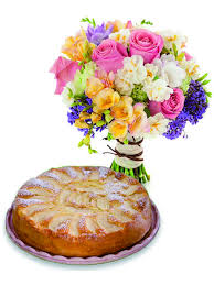 Vendita e consegna di fiori per compleanno. Bouquet Di Fiori Misti E Rose Con Torta Alle Mele A Domicilio