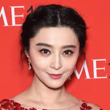 actress fan bingbing signs autographs