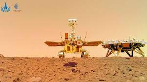 China muestra nuevas imágenes de Marte tomadas por su rover Zhurong: el vehículo ya busca signos de vida en el planeta rojo