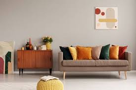 combinar cojines para un sofá beige