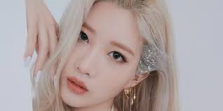 loona s kim lip trends on twitter after