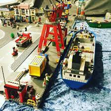 Bjørnar Sogn on Instagram: “The city harbour is growing | new shops down by  the bayside | 🏗⚓️🚚🚲| #LEGO #legocity #havn #harbour … | Lego city, Lego  design, Legos