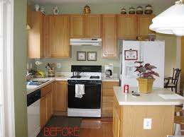 The spacing of the room, from the tops of cabinets to the ceiling, will contribute to the balanced look of the kitchen. Closing The Space Above The Kitchen Cabinets Remodelando La Casa