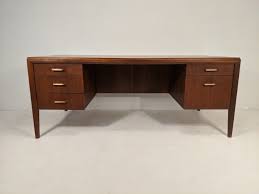 It was designed in the 60s by danish designer kofod larsen for g plan's danish design range. Mid Century Modern Walnut Executive Desk Epoch