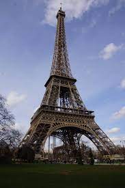 Symbolic of paris, the eiffel tower is a favourite monument in an attractive tourist district. 125 Jahre Eiffelturm In Paris Momentum Bauwerksgeburtstag