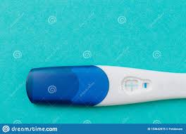 Um resultado positivo, até mesmo uma linha fina, em um teste de gravidez significa quase certeza de que você está grávida.; Teste De Gravidez Plastico Branco Positivo No Fundo Azul Imagem Imagem De Stock Imagem De Mulheres Humano 153642875