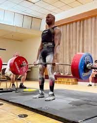 breaks weightlifting world record