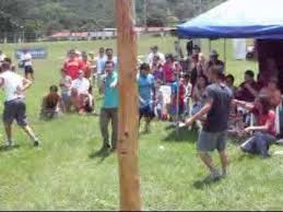 Las personas van dándole vuelta a la cuerda y los que ingresan van brincando. Palo Encebado Juegos Tradicionales Tres Rios Costa Rica Parte 2 Youtube