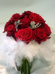 Festive floral concept with clean space for text. Pin Di Cindy Leoni Su Corsaro Wedding Rose Rosse Fiori Arte Floreale