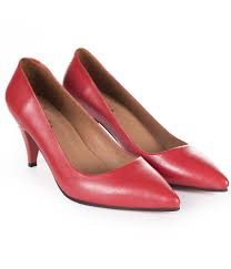 На първо място, следва да се отбележи с кои цветове се съчетават модерните червени женски обувки. Cherveni Obuvki S Tnk Tok Ot Estestvena Kozha Dika Fashion
