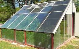 How do you keep a greenhouse warm without electricity?