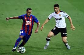 Los jugadores del eibar fueron a abrazarse a su portero marco dmitrovic tras finalizar el partido. Eqm8uc6l4f6jzm