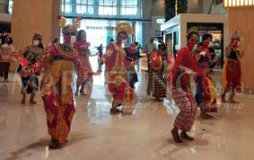 Tari serimpi merupakan tarian klasik yang berasal dari daerah istimewa yogyakarta yang diiringi dengan musik gamelan. 7 Tarian Massal Nusantara