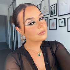 makeup artist influencer theright fit