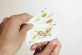 Juego de mayor o menor. 12 Juegos De Cartas Espanolas Faciles Muy Divertidos