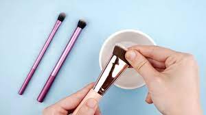 clean makeup brushes using olive oil