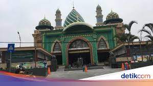 Wisata religi di indonesia tidak pernah ada habisnya. Megahnya Perpaduan Timur Tengah Dan Majapahit Di Masjid Agung Al Fattah