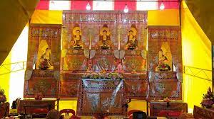 how are buddhist altar tables arranged