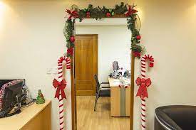 decorate your office door for christmas