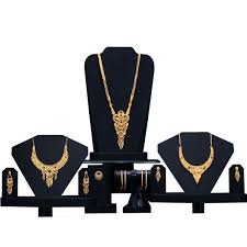 3 golden jewellery sets with 4 free