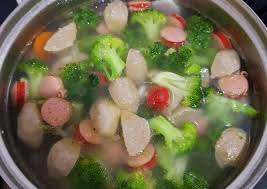 Rasa kuahnya membuat badan hangat dan juga segar. Resep Sop Brokoli Bakso Sosis Oleh Titi Cookpad