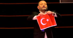 Kırmızı zemin üzerine beyaz hilal ve yıldız konarak oluşan bayrak ilk kez osmanlı devleti tarafından 1844 yılında kabul edilmiştir. Turk Bayragi Yirtan Yunan Vekile Azerbaycan Dan Tepki O Parmaklari Kirariz Haberler