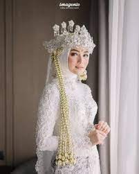 Baju pernikahan hungaria ditandai dengan gaun yang memiliki motif bunga dan dihiasi tiga warna cerah. 12 Ragam Gaun Pengantin Muslimah Yang Berpadu Dengan Pakaian Adat Baju Orang Tua Pengantin Syar I Diary Hijaber